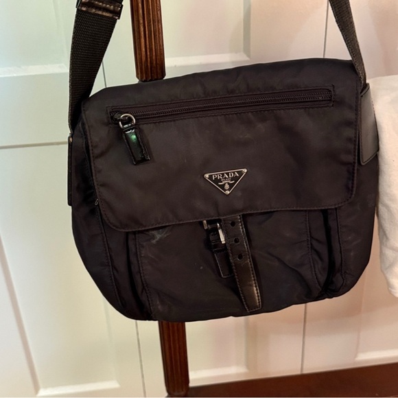 Prada Elegant Black Leather Handbag - Picture 2 of 6